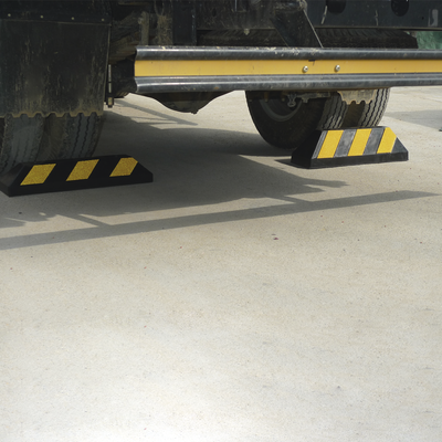 Tope Vehicular / 55 cm (1.8 ft) / Carga 5 Ton / Caucho Rígido / Bandas Reflejantes / Negro-Amarillo