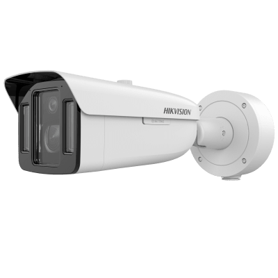 Cámara Bala IP Multi-Sensor / 4 MP Dual / DarkFighterX y ColorVu / Lente Motorizado 15-45 mm + Lente Fijo 4 mm / WDR 140 dB / IR 100 m (328.1 ft) y Luz Blanca 30 m (98.4 ft) / IP67 / IK10