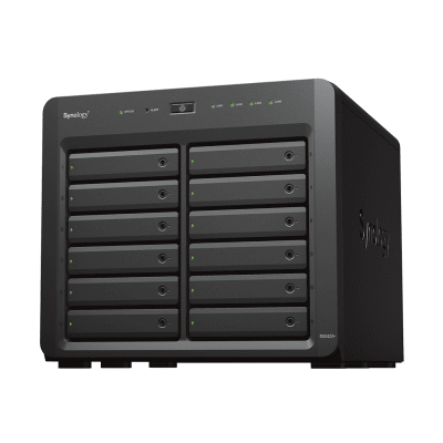 NAS de Escritorio / 12 Bahías / Expansible a 24 / AMD Ryzen Quad-Core 2.2 GHz / DDR4 ECC 32 GB / Caché NVMe / 10-25GbE / 2100 MB/s Lectura